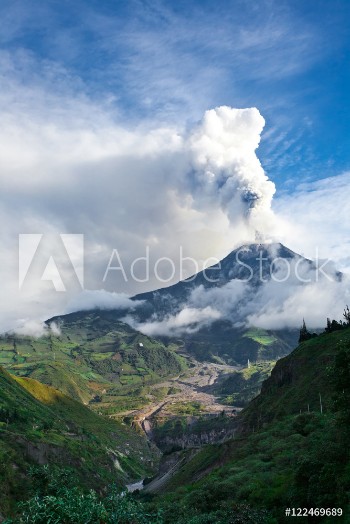 Picture of Tungurahua volcano eruption Ecuador 